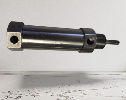 Siłowniczek olejowy